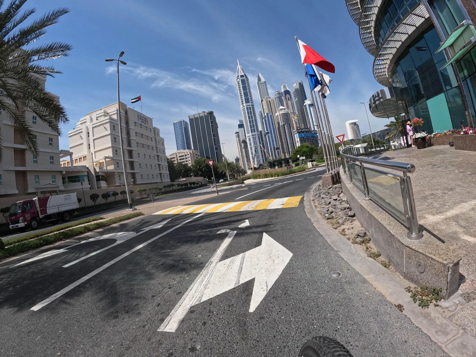 Vue depuis la rue, en direction de Radisson Blu Hotel, Dubai Media City (photo Mapillary)