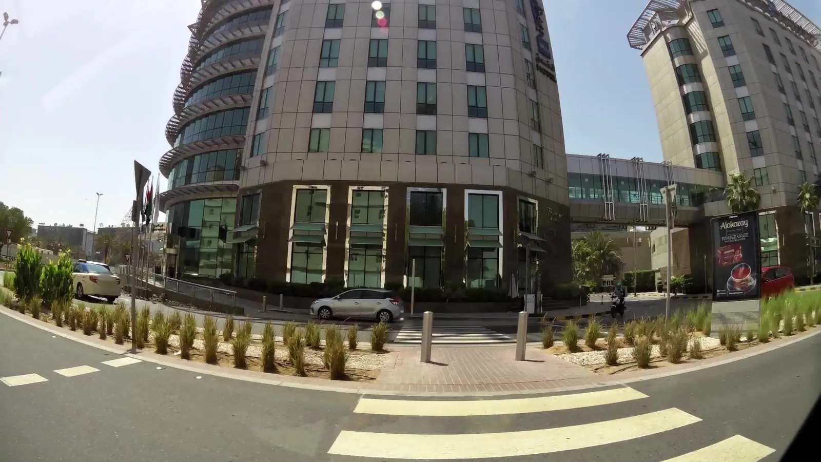 Vue depuis la rue, en direction de Radisson Blu Hotel, Dubai Media City (photo Mapillary)