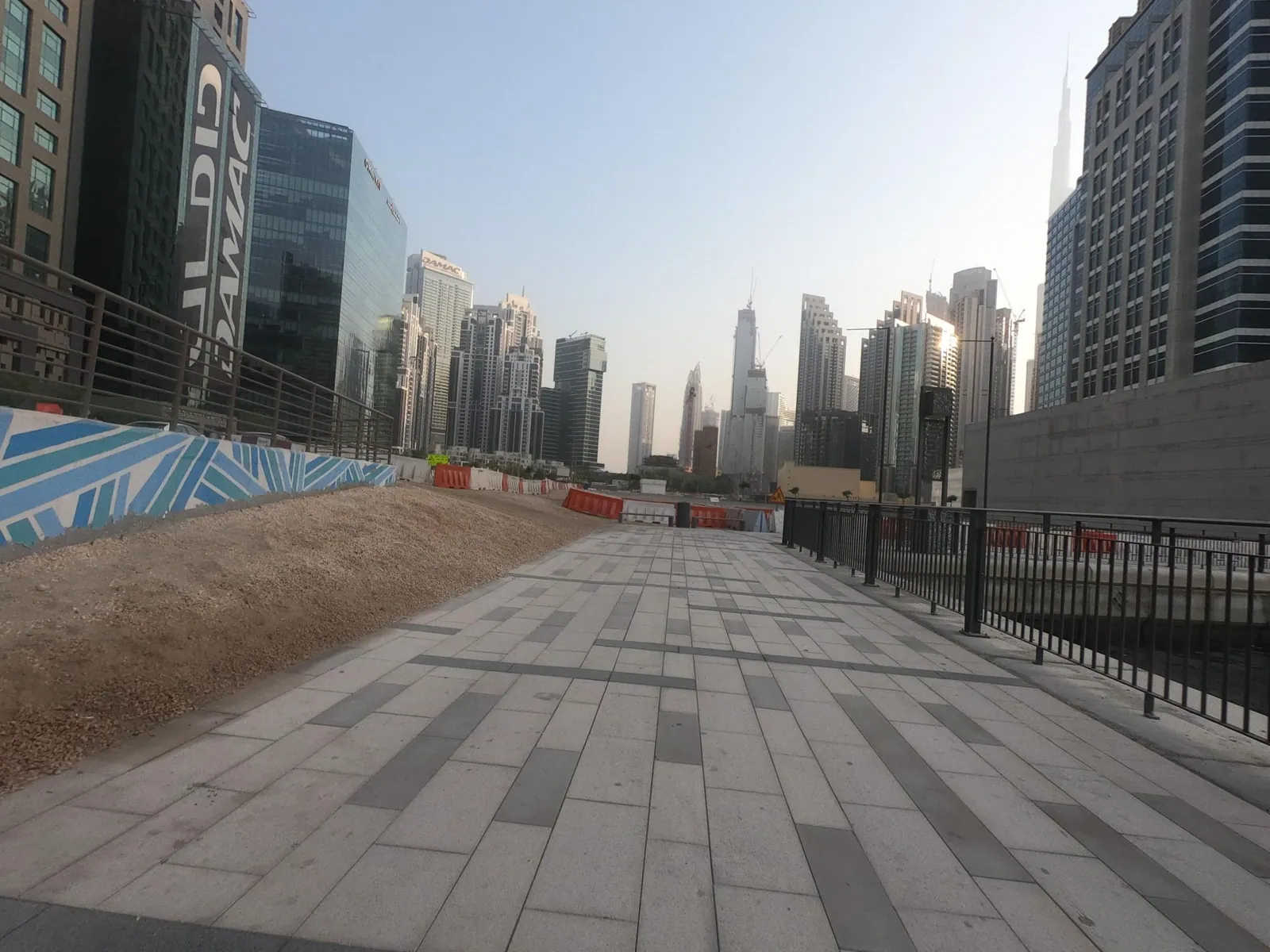 Vue depuis la rue, en direction de Radisson Blu Hotel, Dubai Waterfront (photo Mapillary)