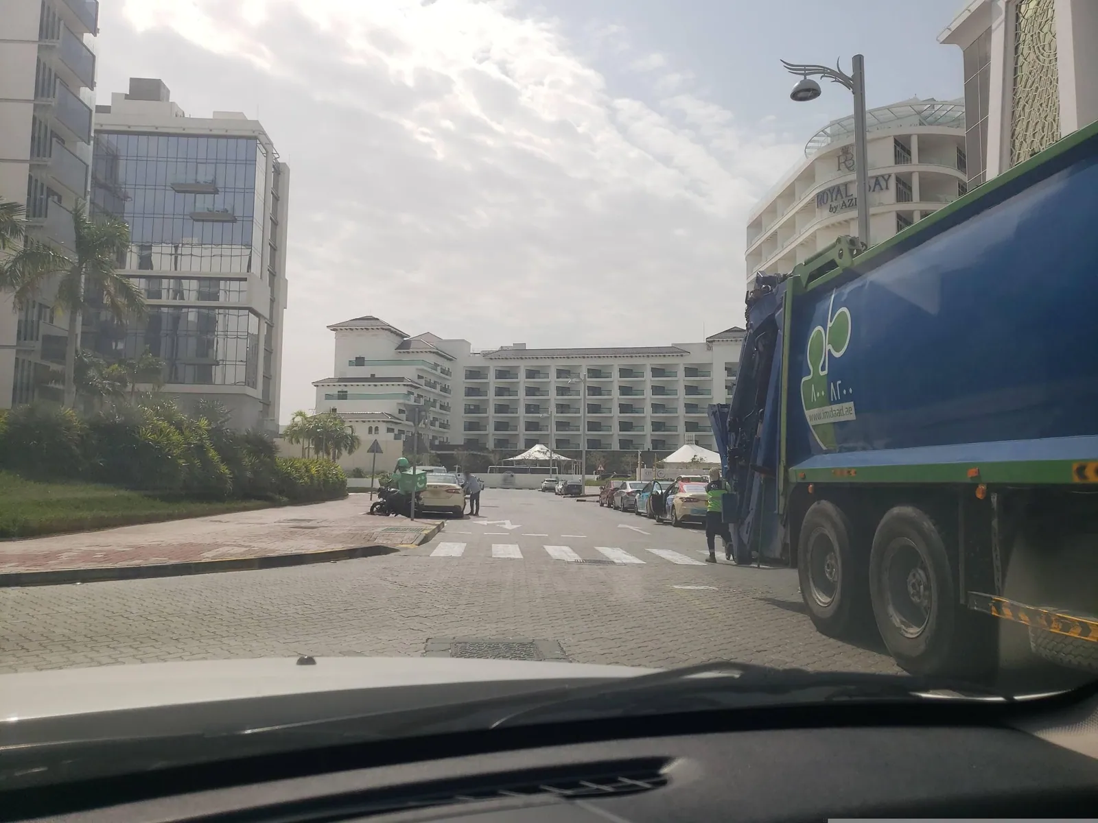 Vue depuis la rue, en direction de Royal Central Hotel The Palm (photo Mapillary)