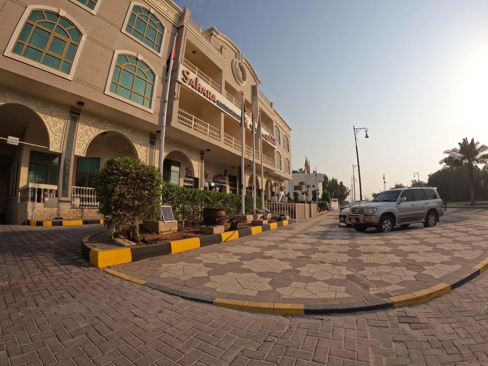 Vue depuis la rue, en direction de Sahara Beach Resort & Spa (photo Mapillary)