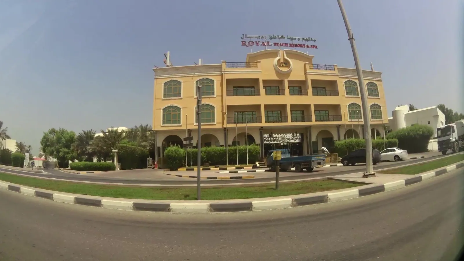 Vue depuis la rue, en direction de Sahara Beach Resort & Spa (photo Mapillary)