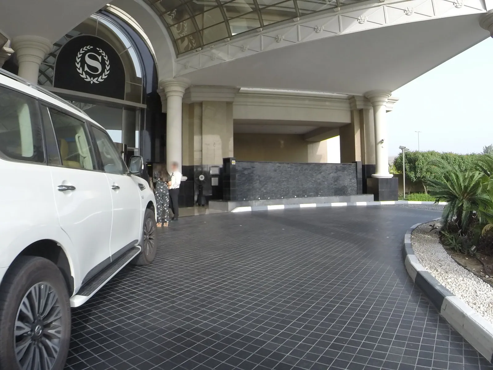 Vue depuis la rue, en direction de Sheraton Mall of the Emirates Hotel, Dubai (photo Mapillary)
