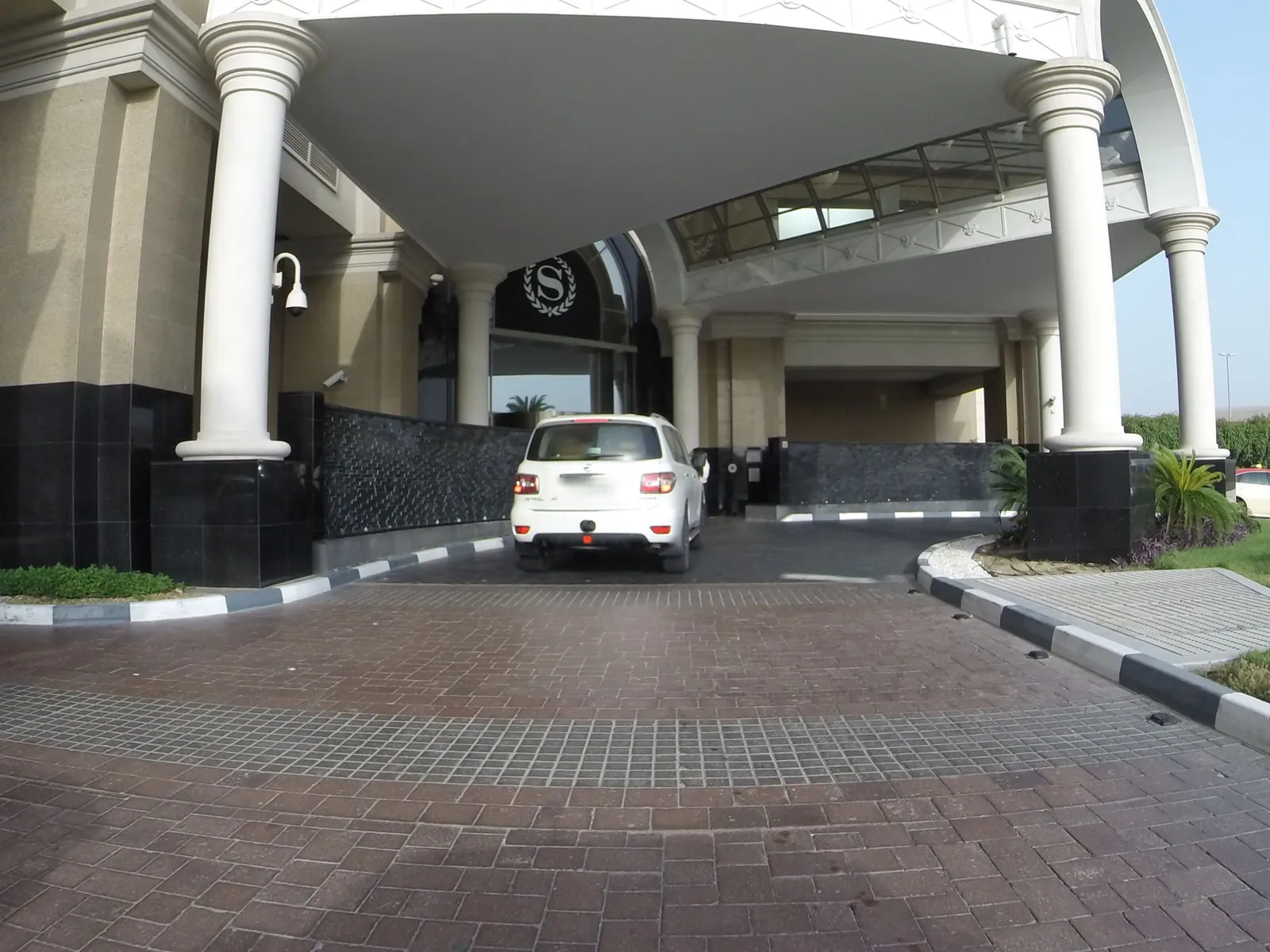 Vue depuis la rue, en direction de Sheraton Mall of the Emirates Hotel, Dubai (photo Mapillary)