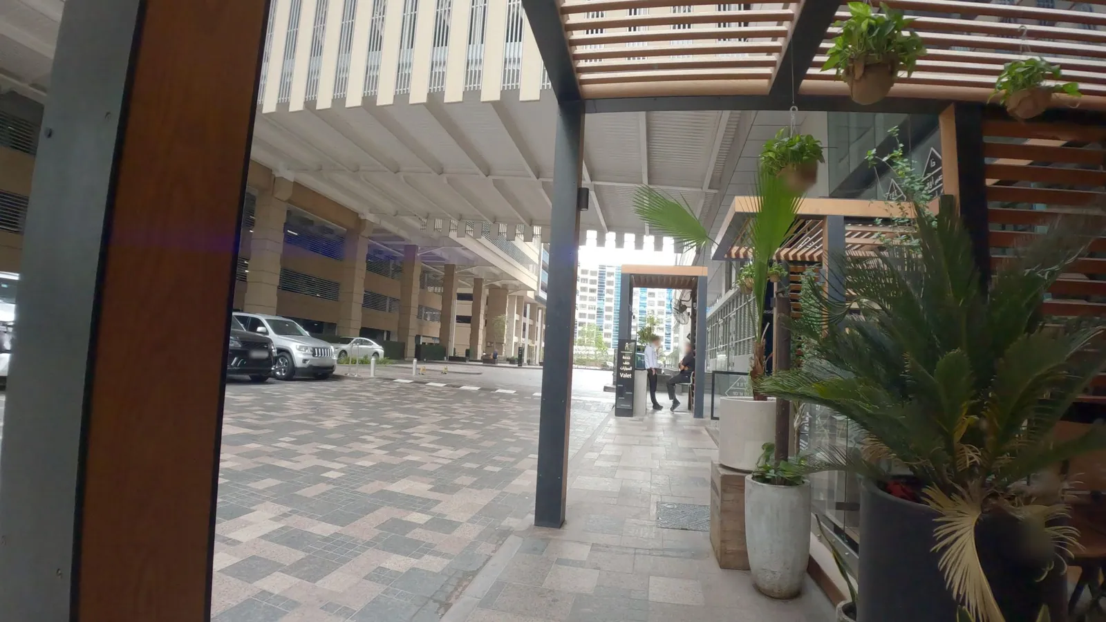 Vue depuis la rue, en direction de Sheraton Grand Hotel, Dubai (photo Mapillary)