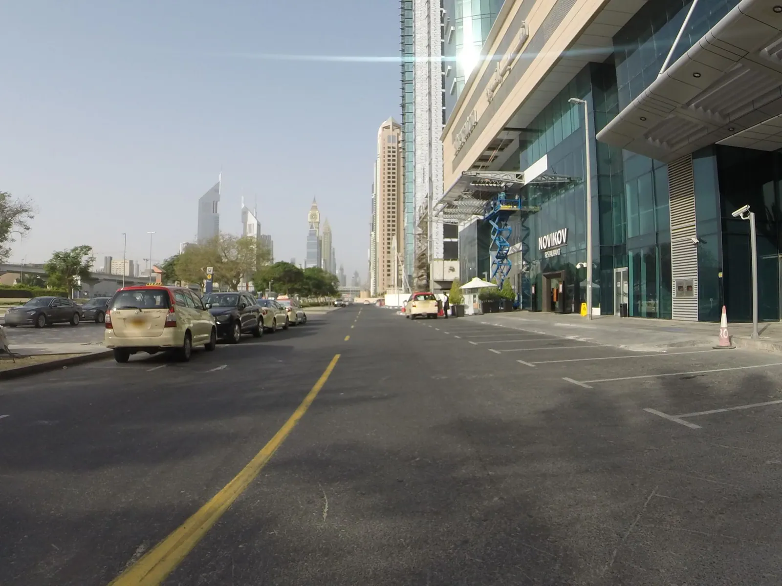 Vue depuis la rue, en direction de Sheraton Grand Hotel, Dubai (photo Mapillary)