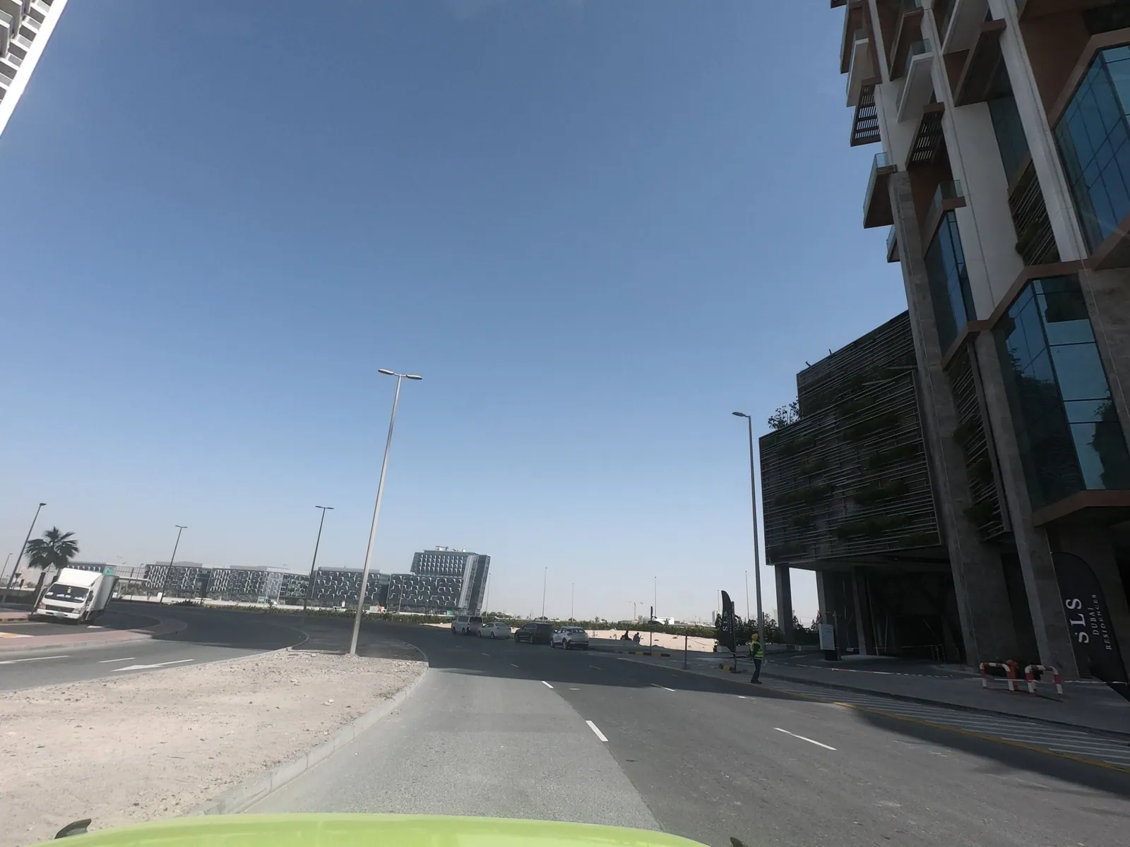 Vue depuis la rue, en direction de SLS Dubai Hotel & Residences (photo Mapillary)