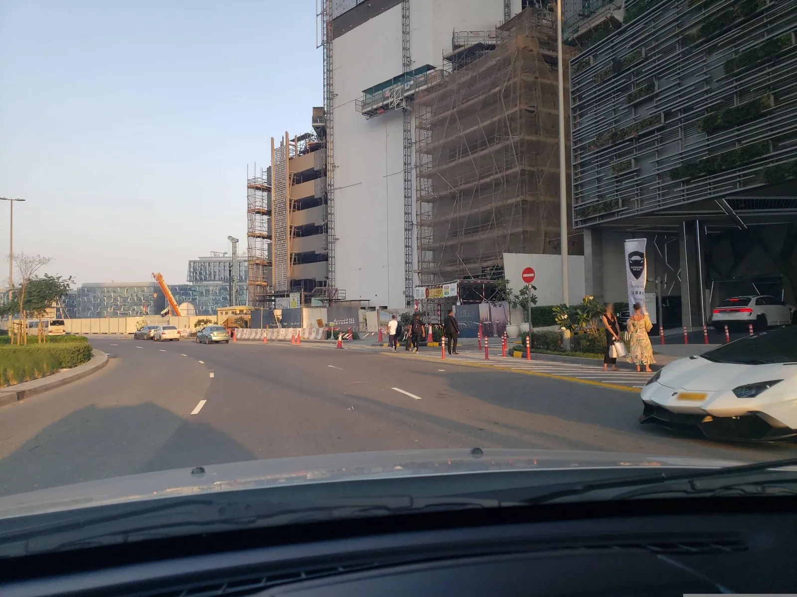 Vue depuis la rue, en direction de SLS Dubai Hotel & Residences (photo Mapillary)