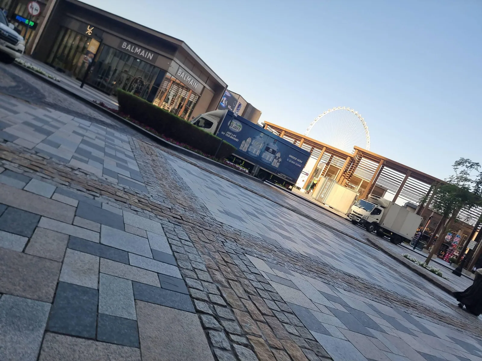 Vue depuis la rue, en direction de Sofitel Dubai Jumeirah Beach (photo Mapillary)