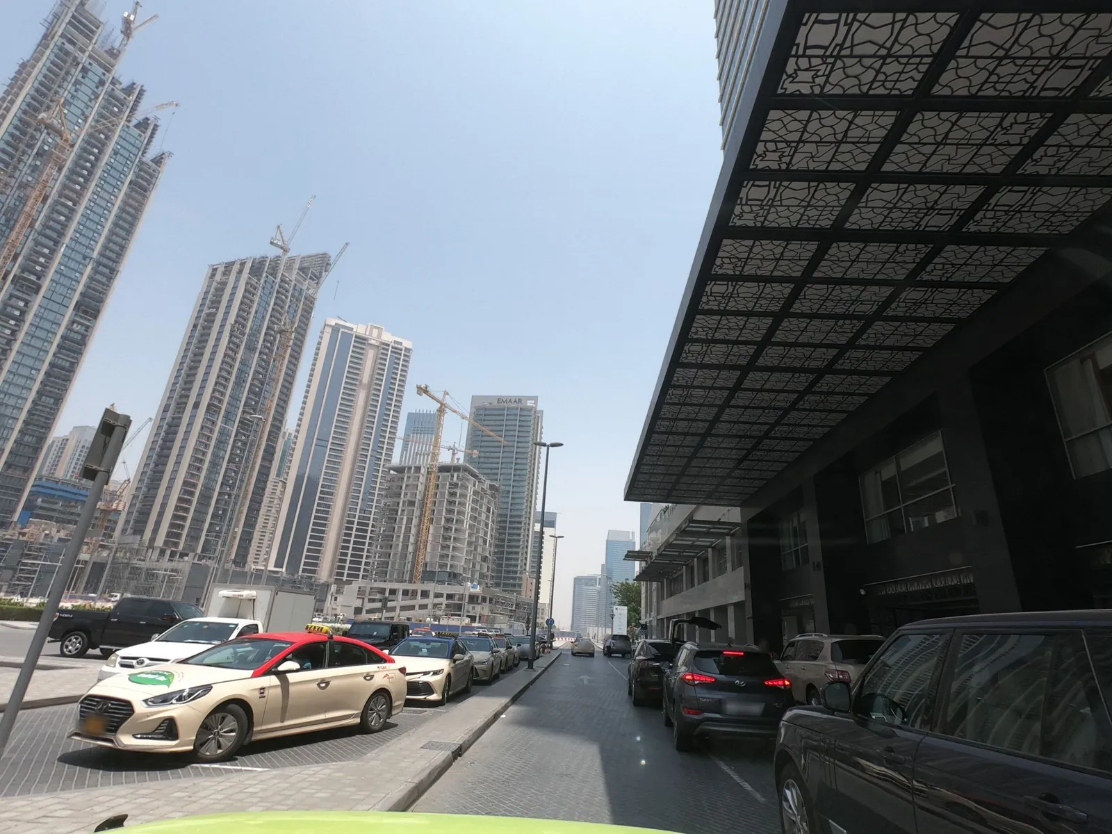 Vue depuis la rue, en direction de Taj Dubai (photo Mapillary)