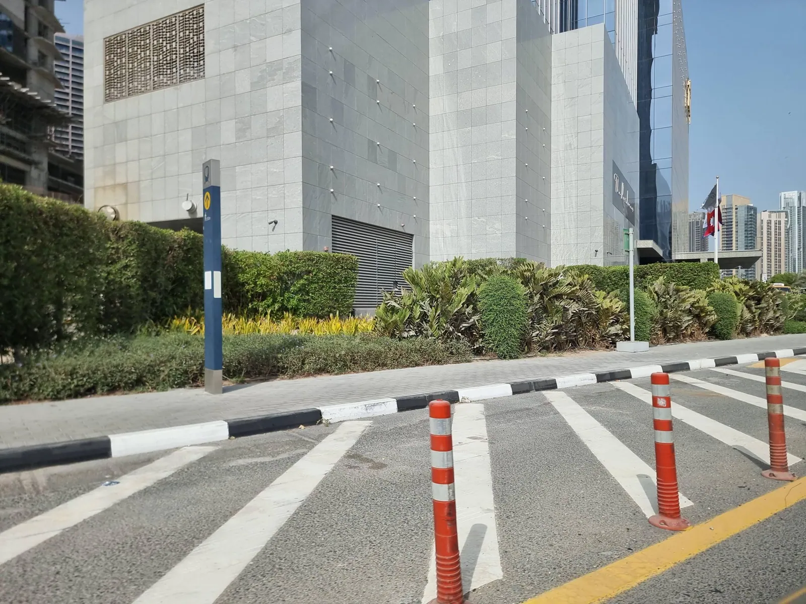 Vue depuis la rue, en direction de Taj Jumeirah Lakes Towers (photo Mapillary)