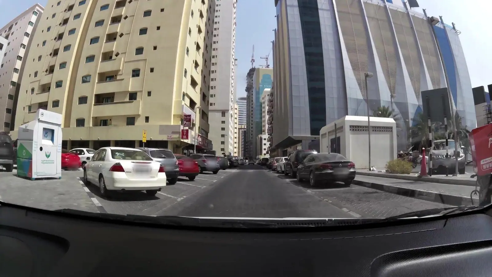 Vue depuis la rue, en direction de The Act Hotel (photo Mapillary)