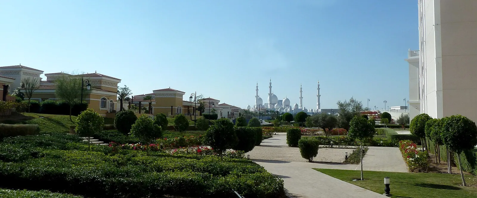 The Ritz-Carlton Abu Dhabi, Grand Canal (photo Wikimedia Commons)