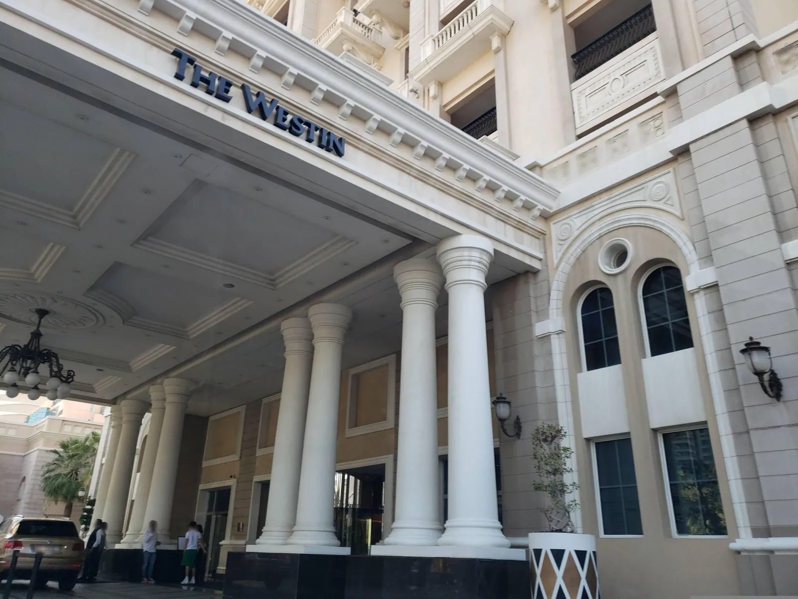 Vue depuis la rue, en direction de The Westin Dubai Mina Seyahi Beach Resort & Marina (photo Mapillary)