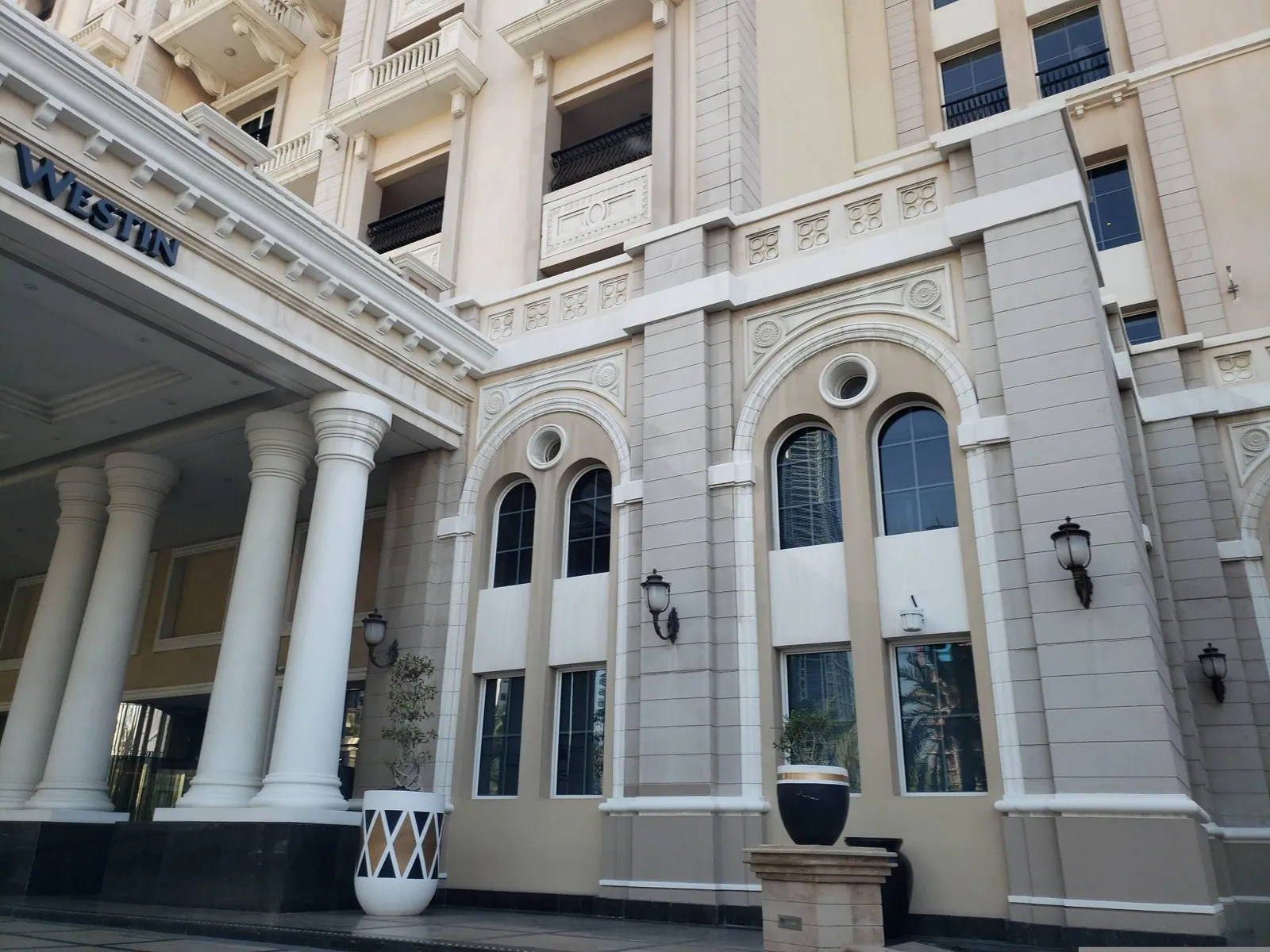 Vue depuis la rue, en direction de The Westin Dubai Mina Seyahi Beach Resort & Marina (photo Mapillary)