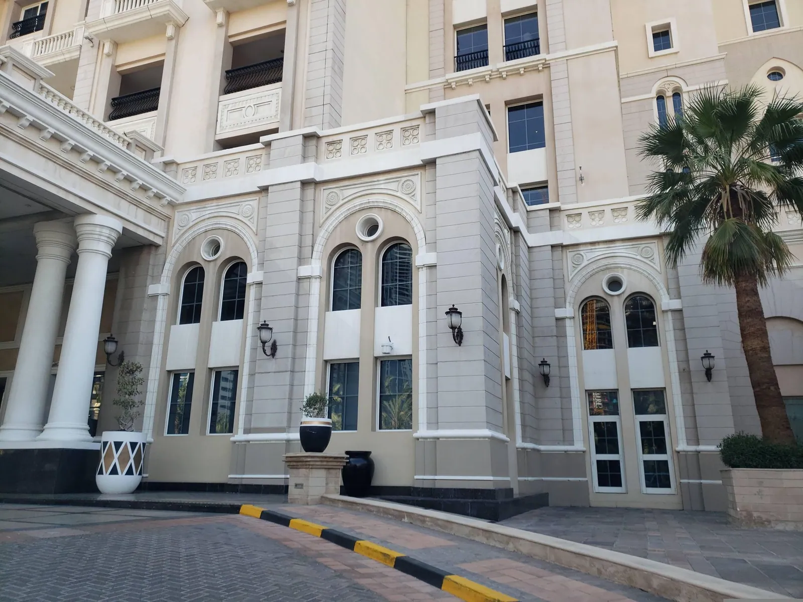 Vue depuis la rue, en direction de The Westin Dubai Mina Seyahi Beach Resort & Marina (photo Mapillary)